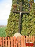 O�tarzew, ul. Nizinna, krzy� i g�az pami�tkowy. Stan z dn. 12. 11. 2011 r. (fot. Tomasz Karolak).