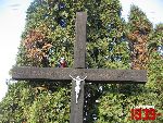 O�tarzew, ul. Nizinna, krzy� i g�az pami�tkowy. Stan z dn. 12. 11. 2011 r. (fot. Tomasz Karolak).