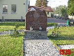 Sanniki, ul. Warszawska, tablica pami�tkowa. Stan z dn. 16. 10. 2011 r. (fot. Tomasz Karolak).