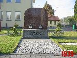 Sanniki, ul. Warszawska, tablica pami�tkowa. Stan z dn. 16. 10. 2011 r. (fot. Tomasz Karolak).