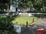 Sochaczew - Chodak�w, ul. Chopina, tablica pami�tkowa. Stan z dn. 04. 09. 2011 r. (fot. Tomasz Karolak).